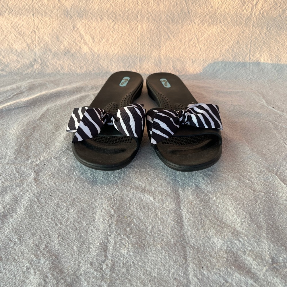 Oka B Black Zebra Bow All Rubber Flip Flop Slides - Women's Large (8-10) NWOT‎ - Picture 2 of 6